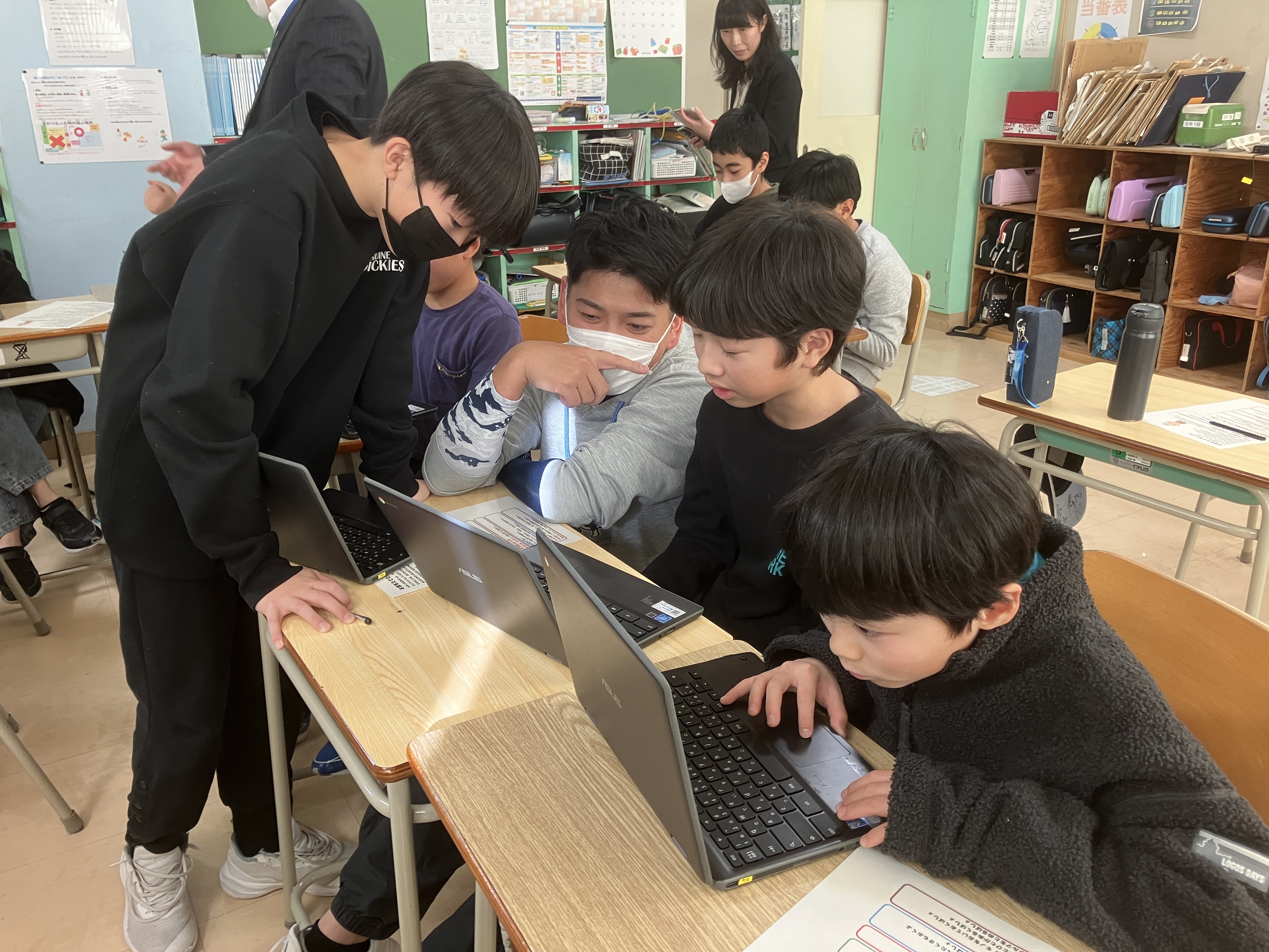 子どもたちがノートPCで夢中に作業する様子