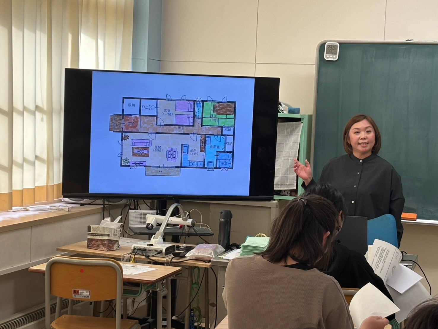 建築士が作品を解説する様子