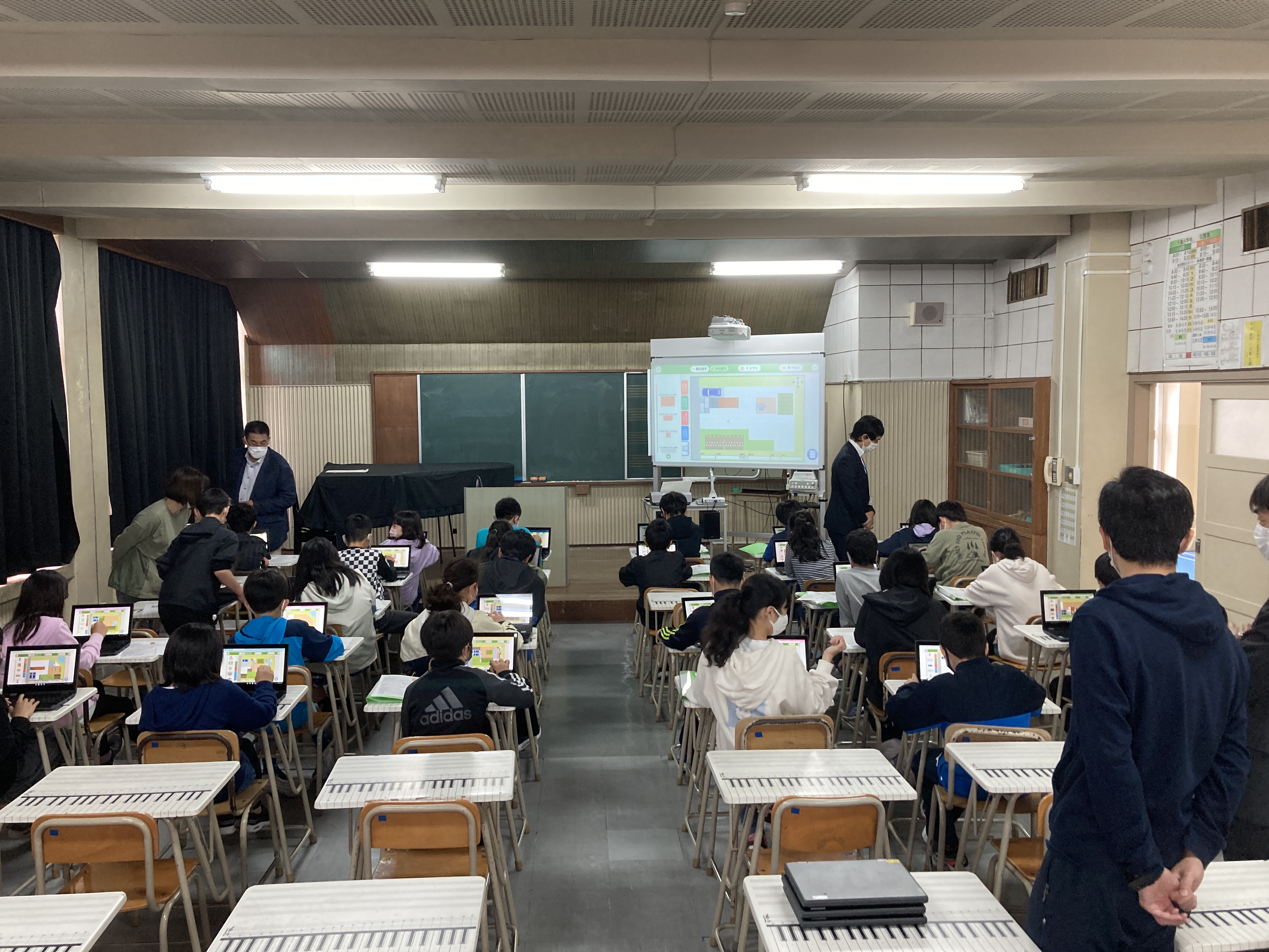 クラス全体でタブレット作業中の様子