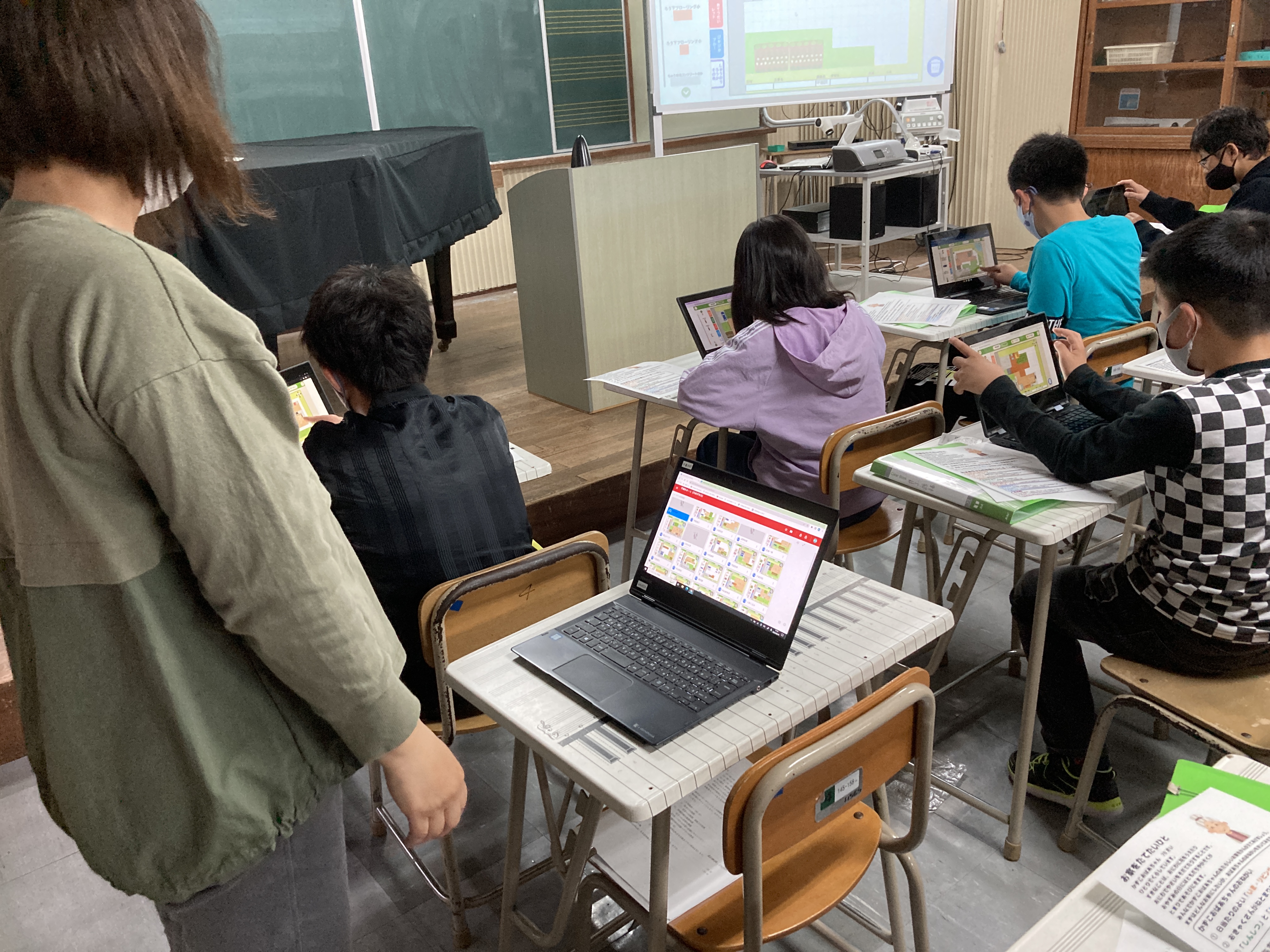 建築士が机間を巡回しサポートする様子