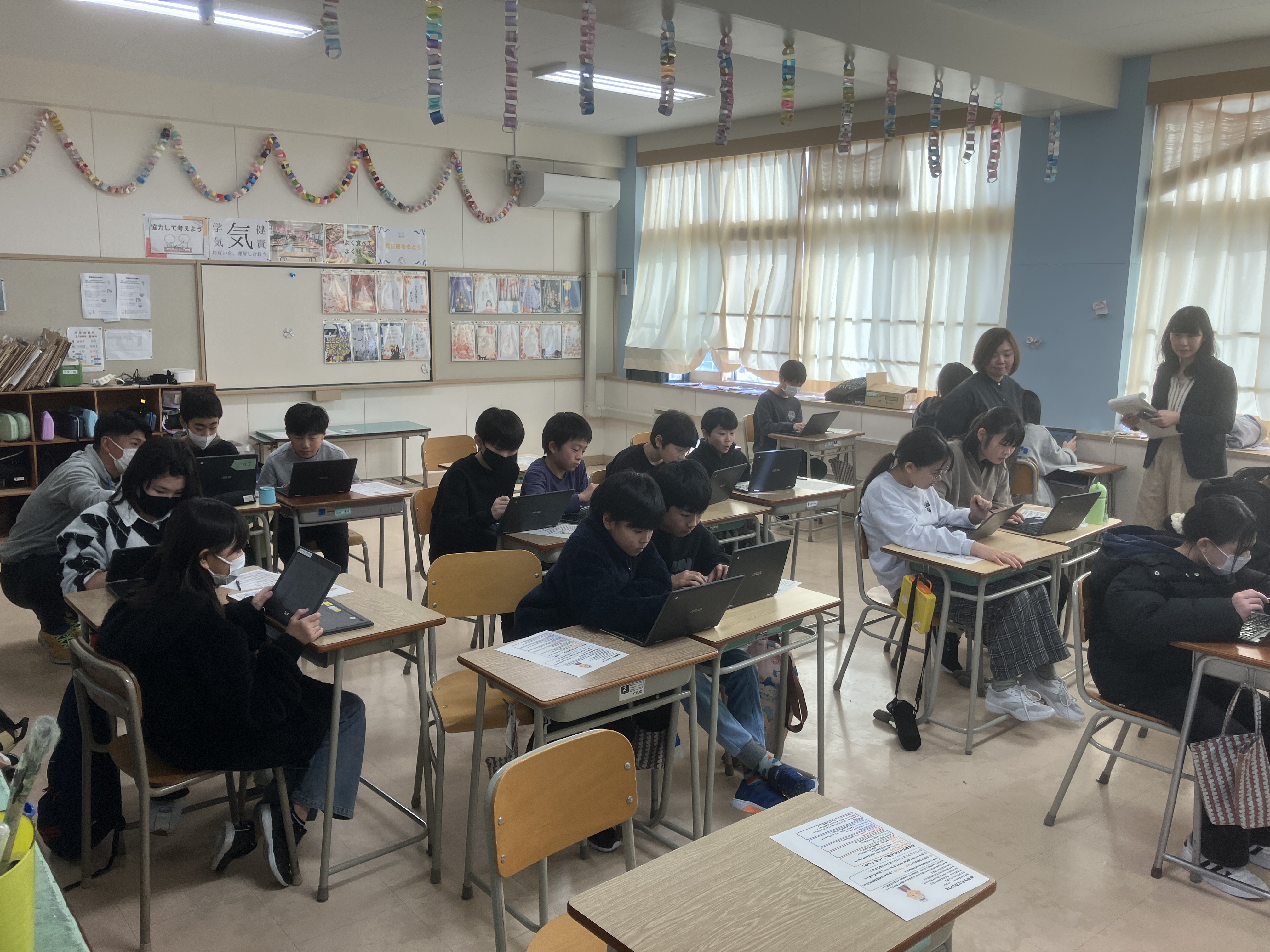 児童がノートPCで間取りを作成する様子