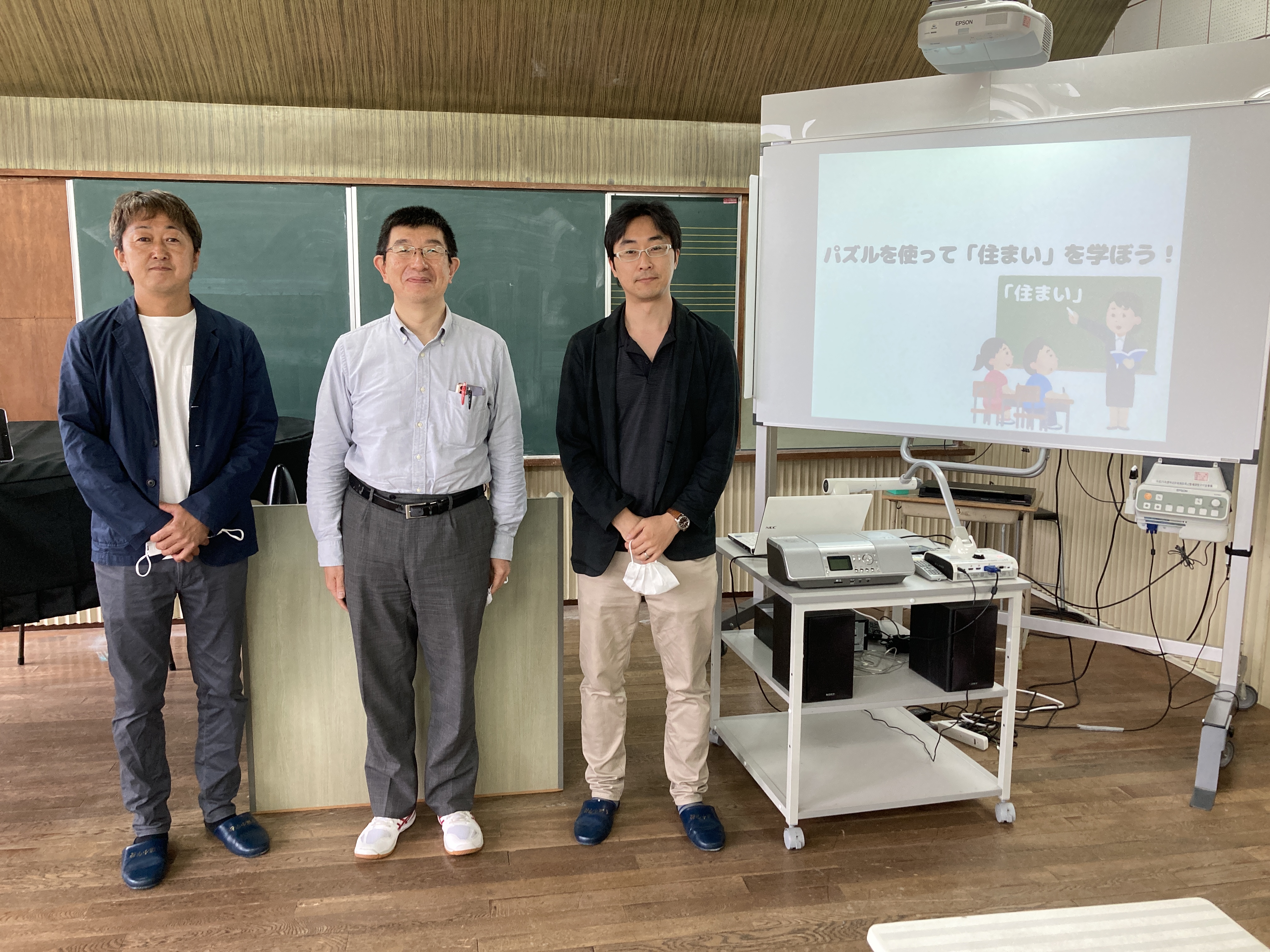 出前授業の準備をする建築士たち